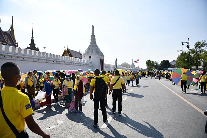 ประชาชนสวมเสื้อสีเหลือง
