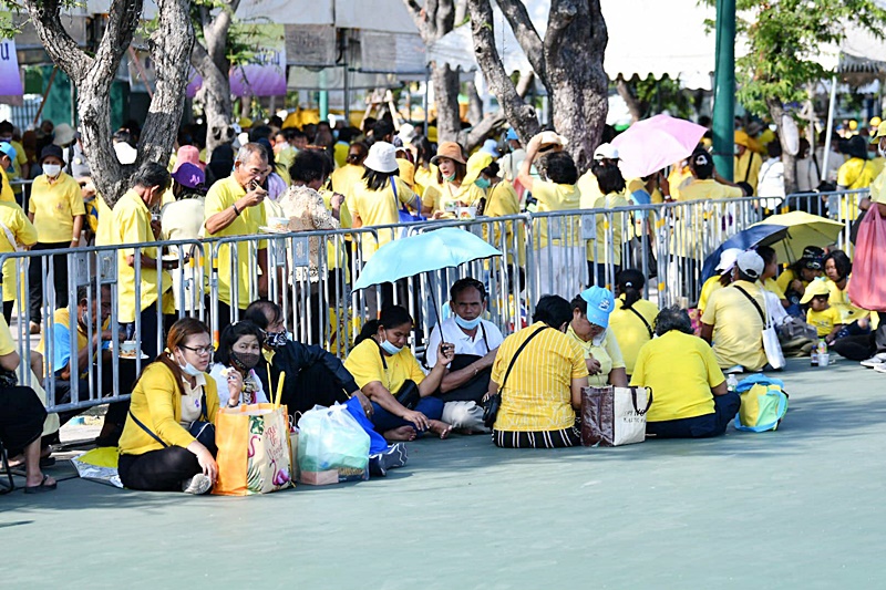 ประชาชนสวมเสื้อสีเหลือง