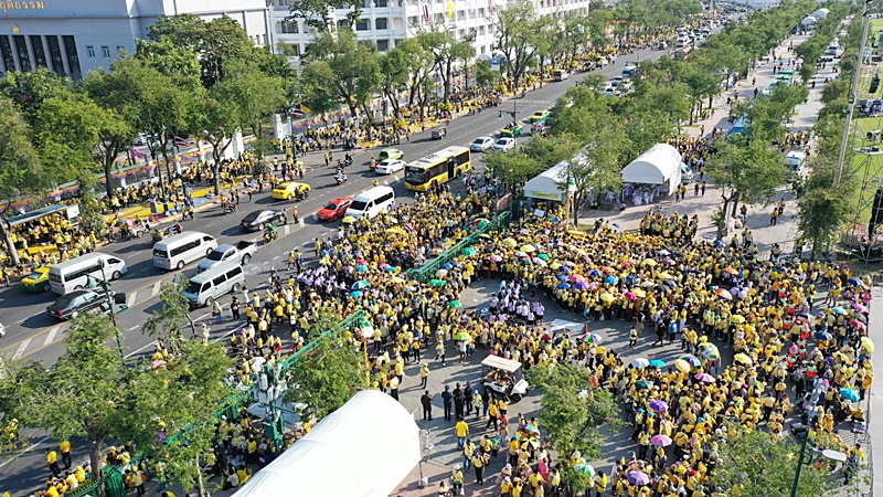 ประชาชนสวมเสื้อสีเหลือง