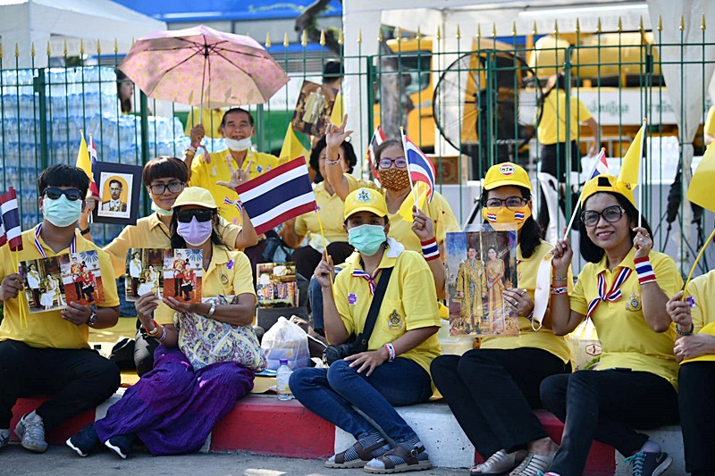 ประชาชนสวมเสื้อสีเหลือง