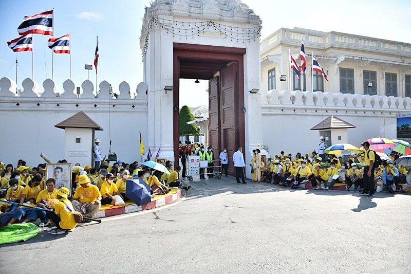 ประชาชนสวมเสื้อสีเหลือง