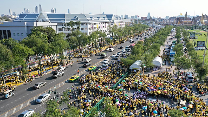 ประชาชนสวมเสื้อสีเหลือง