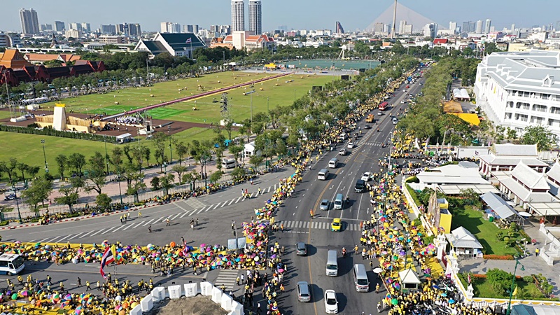 ประชาชนสวมเสื้อสีเหลือง