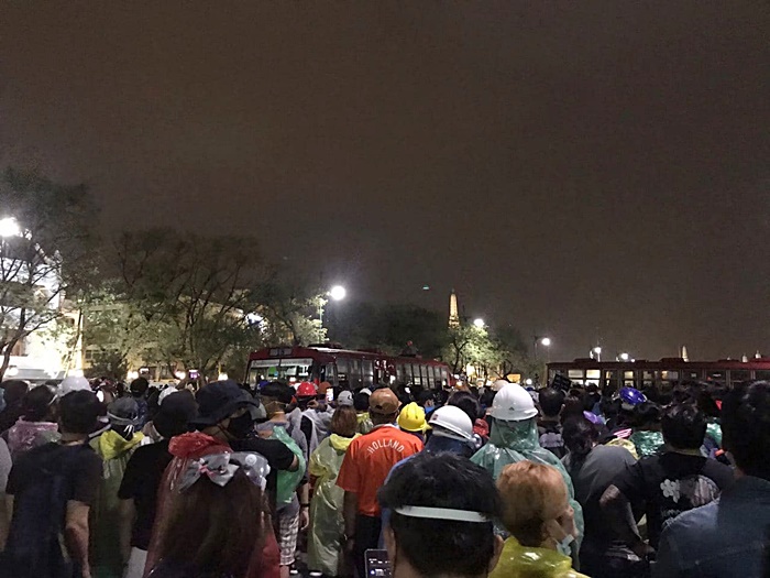 รถเมล์ขวางม็อบ