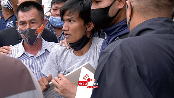 ชูป้ายไล่นายก