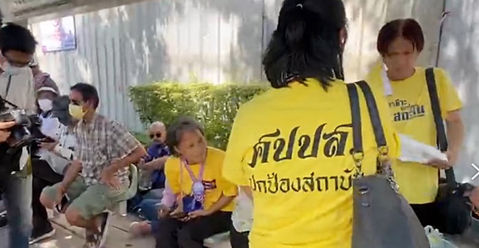 ม็อบเสื้อเหลือง