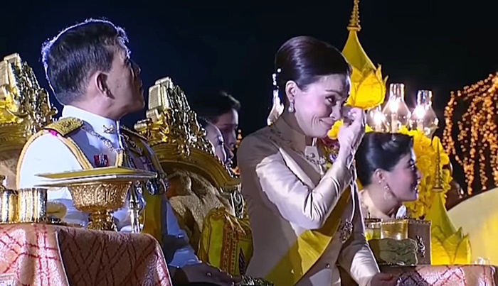 พระราชินี ทรงกันแสง