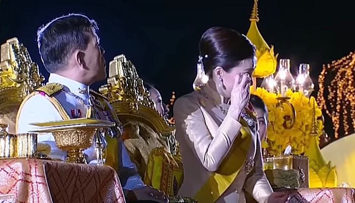 พระราชินี ทรงกันแสง