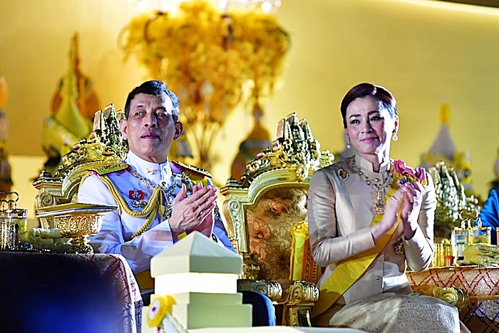 พระราชินี ทรงกันแสง