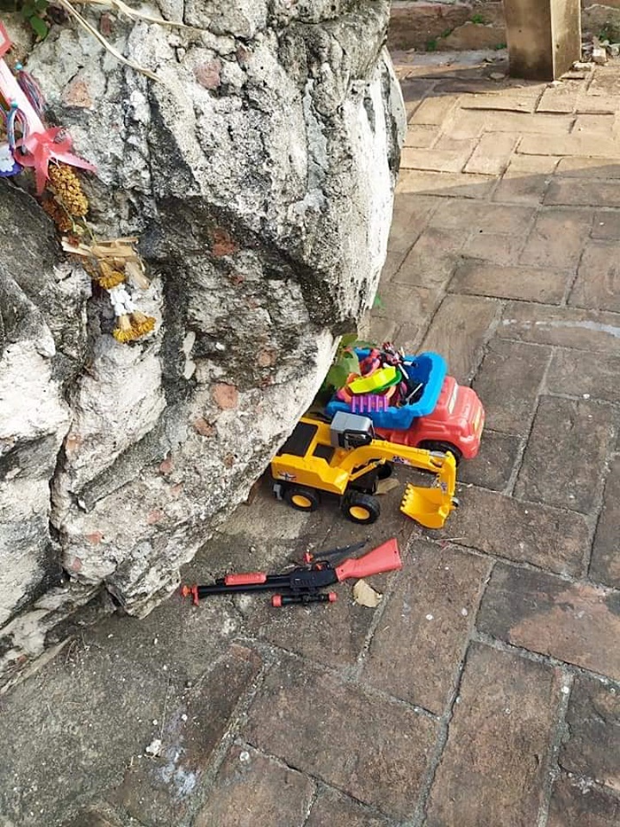 ช่องส่องผี 