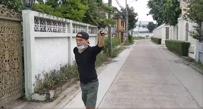 โจรย่องขึ้นบ้านหรู  