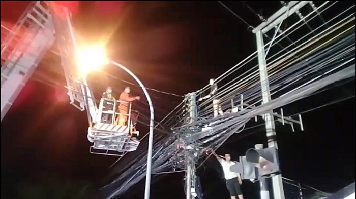 ปีนเสาไฟ