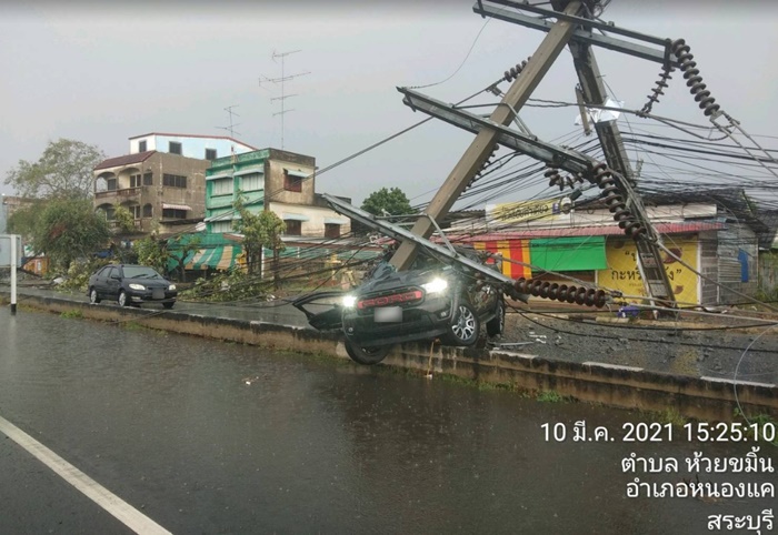 ฝนซัดเสาไฟล้ม 
