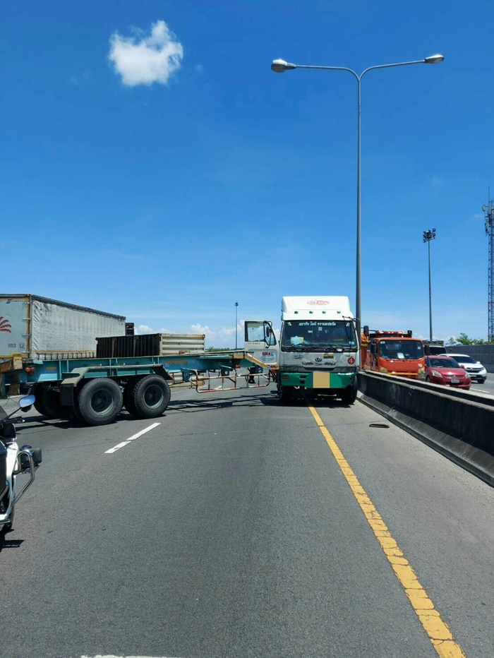  ตู้คอนเทนเนอร์ร่วงขวางกลางทางด่วน