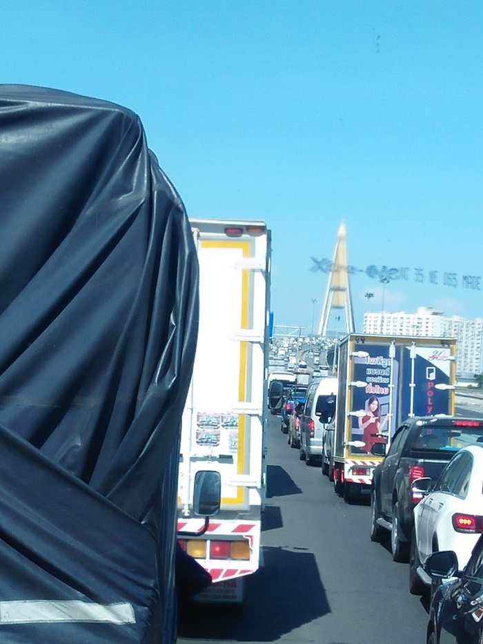  ตู้คอนเทนเนอร์ร่วงขวางกลางทางด่วน