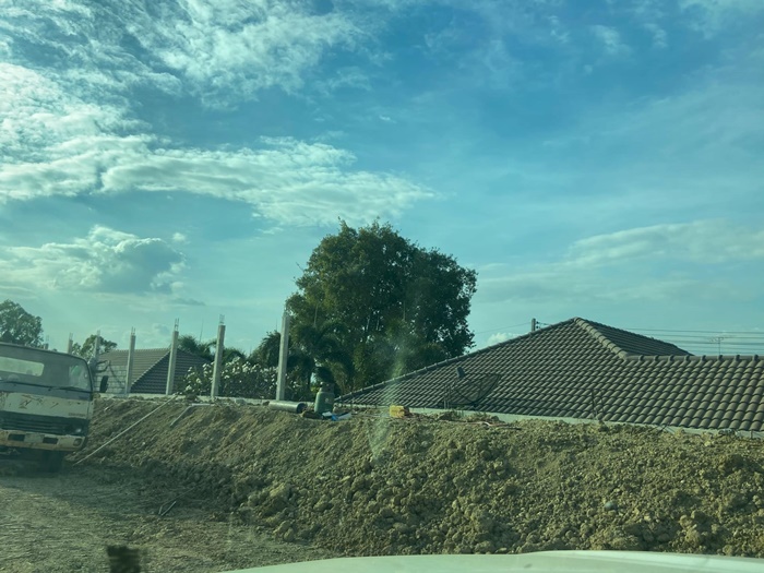 เพื่อนบ้านถมดินสูง