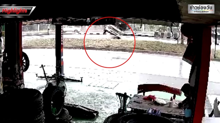 6 ล้อชนกระบะขนไก่ 