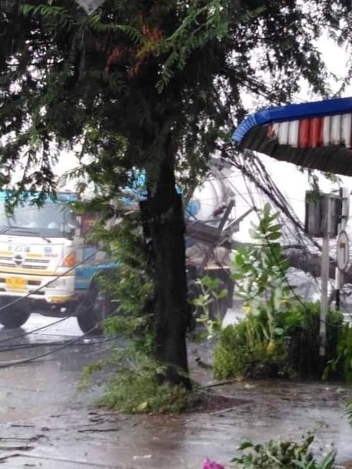 ฝนซัดเสาไฟล้ม 