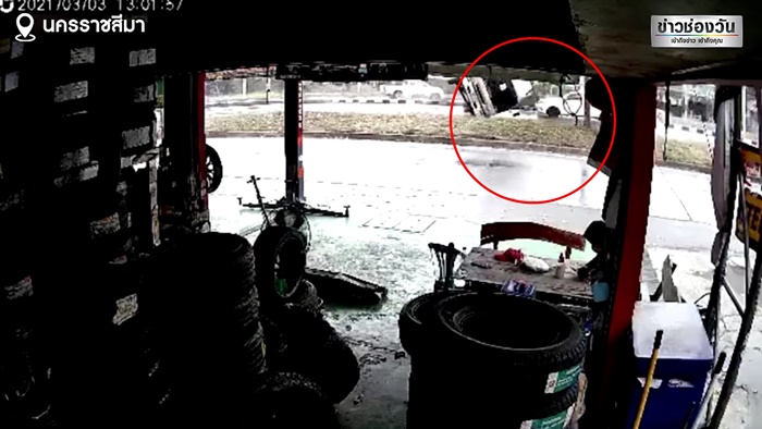 6 ล้อชนกระบะขนไก่ 