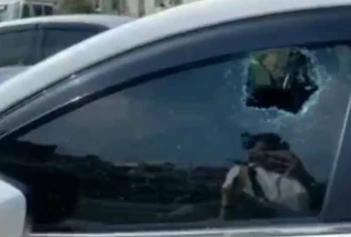 ปาหินใส่ 