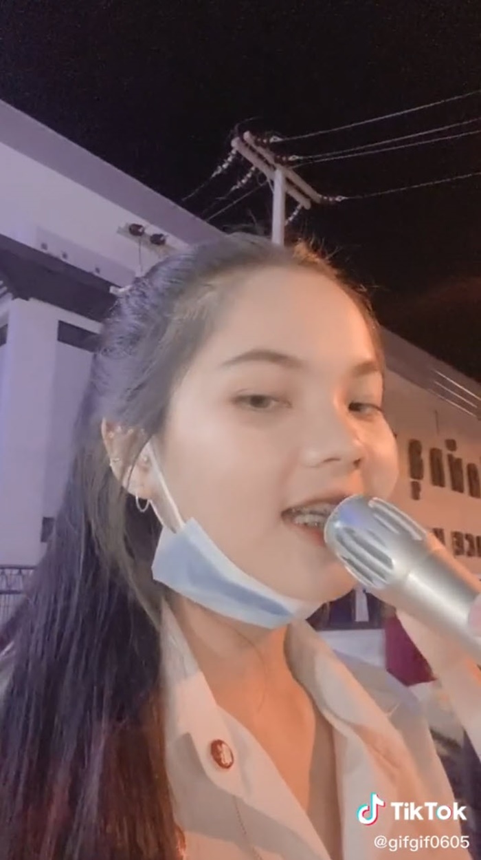  น้องกิ๊ฟ นักศึกษาร้องเพลงหาทุน 