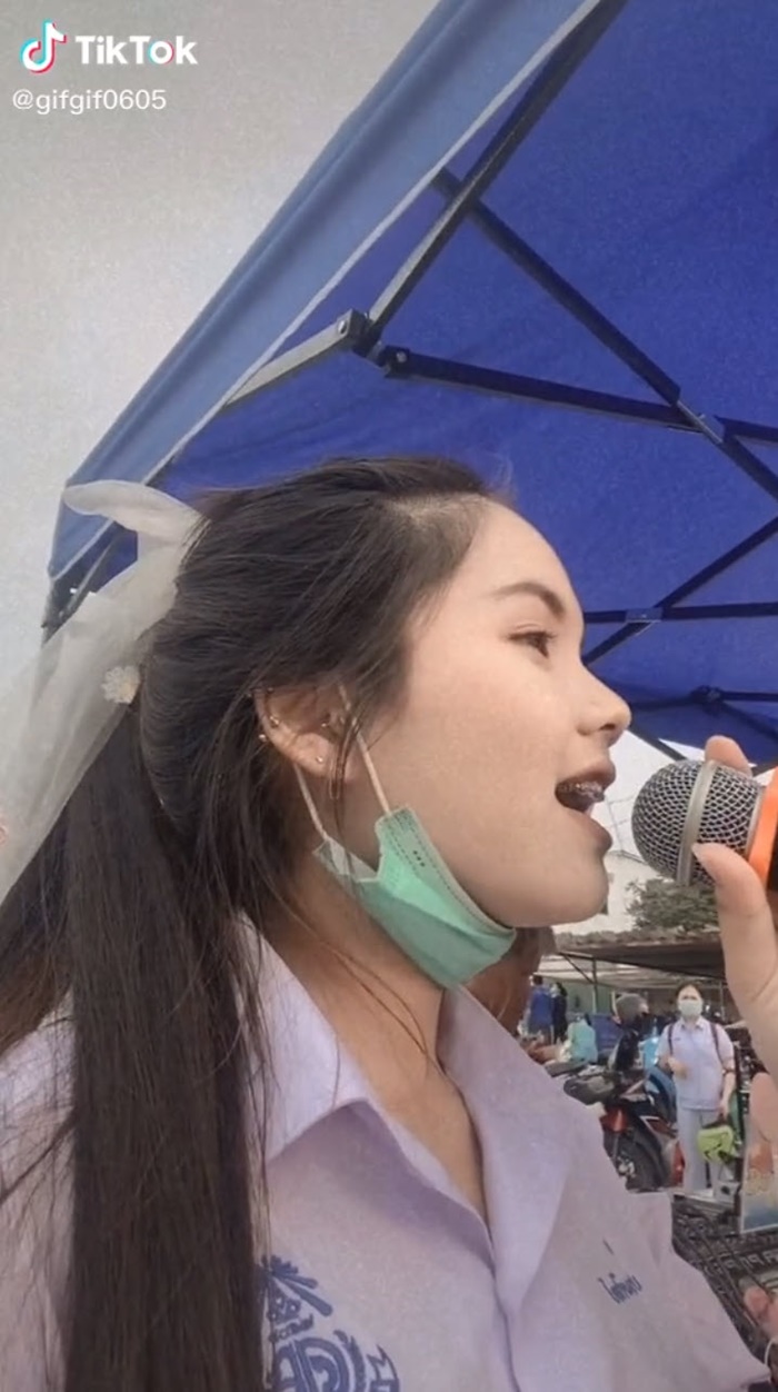  น้องกิ๊ฟ นักศึกษาร้องเพลงหาทุน 