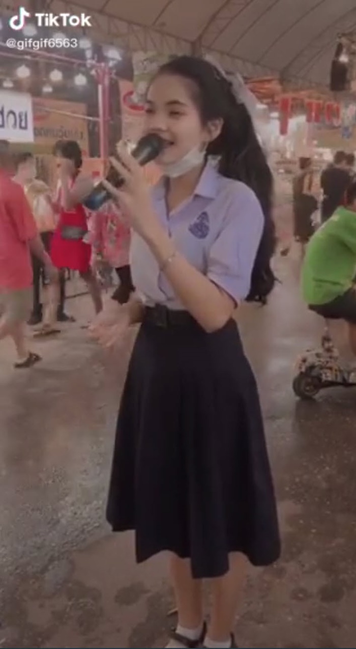  น้องกิ๊ฟ นักศึกษาร้องเพลงหาทุน 