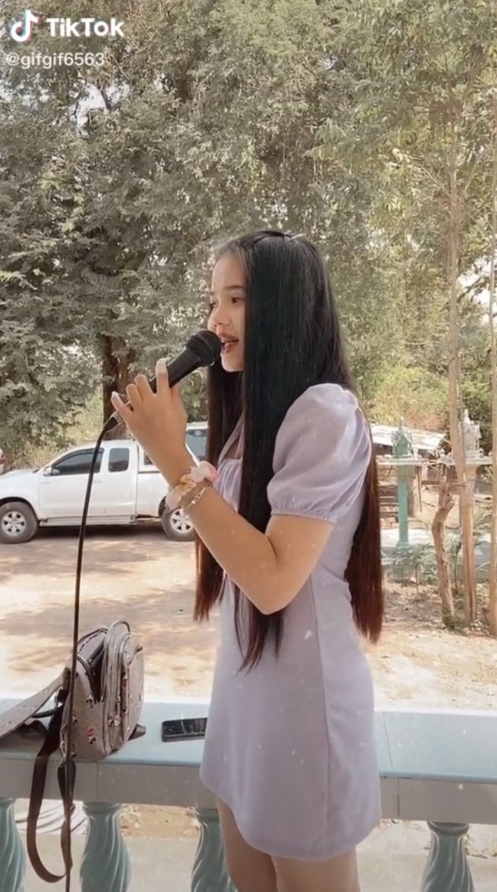  น้องกิ๊ฟ นักศึกษาร้องเพลงหาทุน 