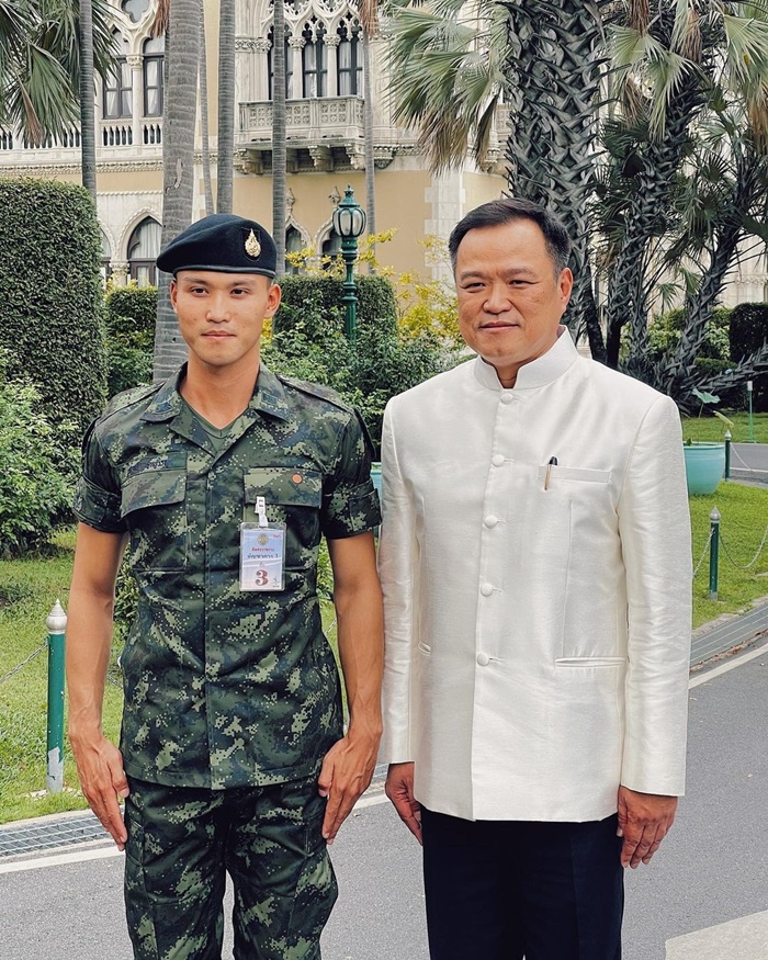 ไฮโซเป๊ก บอกลารั้วทหาร