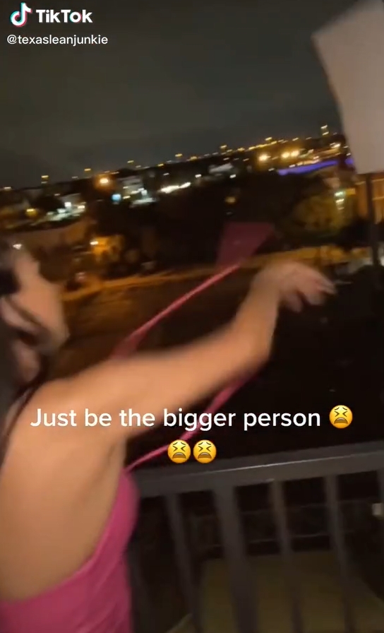 โยนเครื่องเล่น PS5 แฟนหนุ่มทิ้งระเบียง 