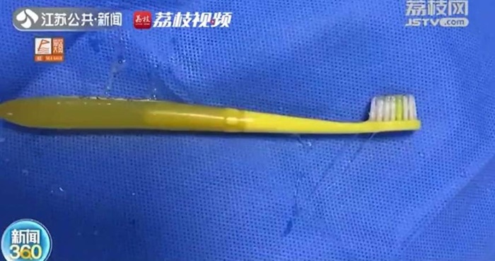  กลืนแปรงสีฟันลงท้อง  