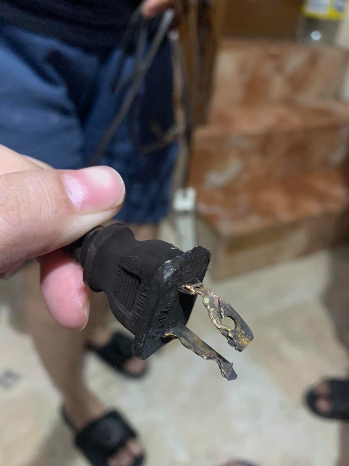   ปลั๊กระเบิดใส่มือลูก  