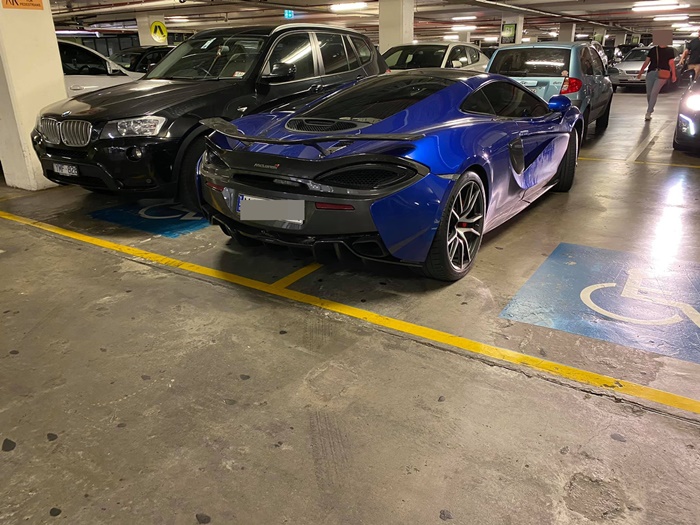 จอดรถที่จอดคนพิการ