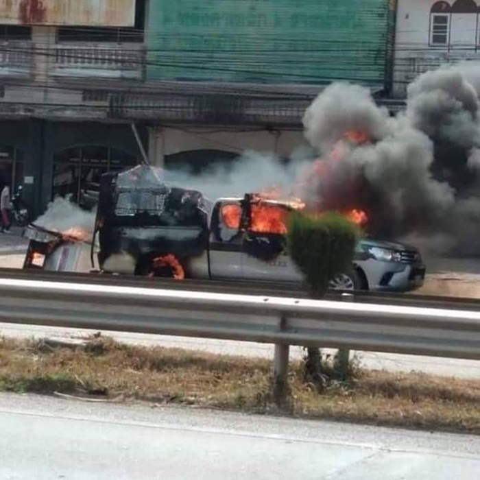 เผารถตำรวจวอดทั้งคัน 