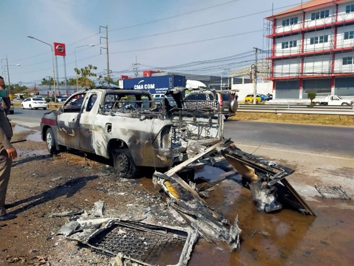 เผารถตำรวจวอดทั้งคัน 