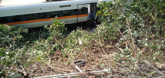  รถไฟไต้หวัน ตกราง 