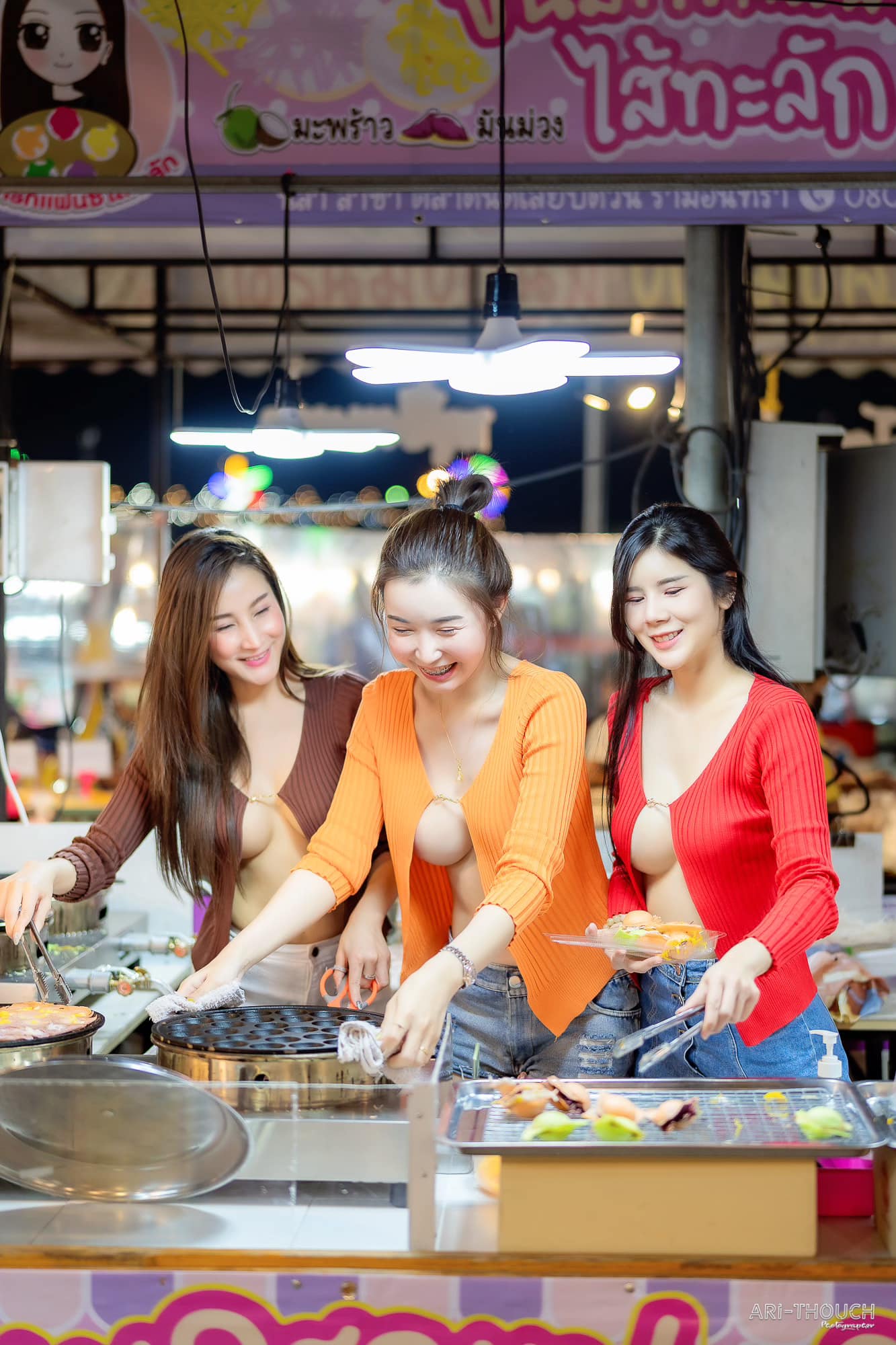 ใส่เสื้อแหวกอก