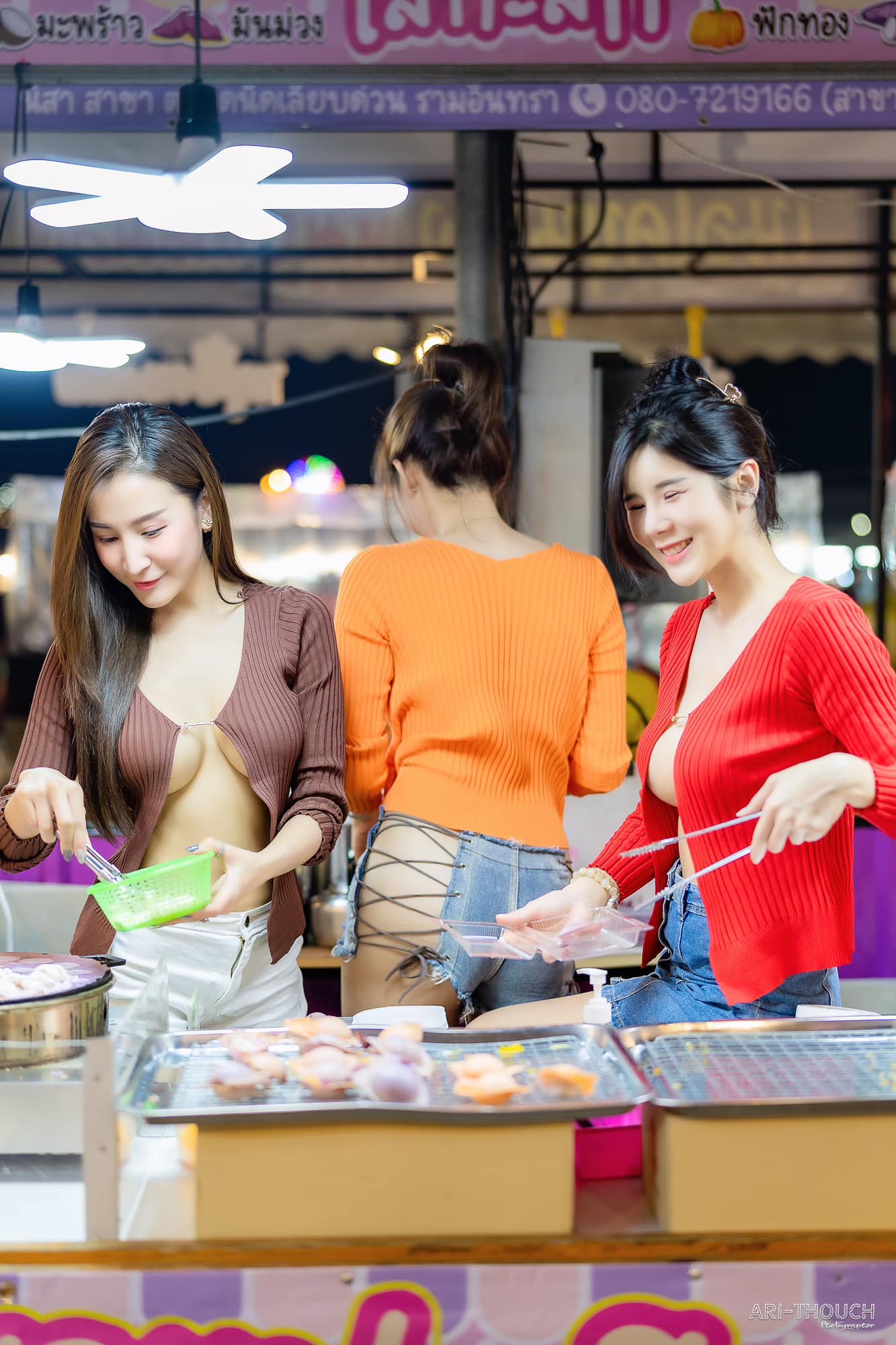 ใส่เสื้อแหวกอก