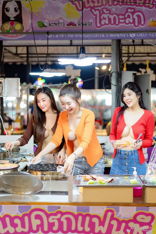 ใส่เสื้อแหวกอก