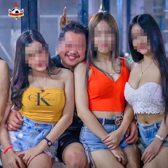 นักฟุตบอล ล้วงหน้าอก พริตตี้