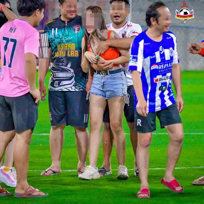 นักฟุตบอล ล้วงหน้าอก พริตตี้