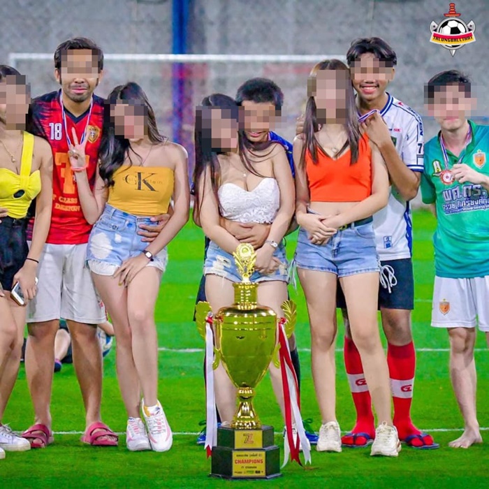 นักฟุตบอล ล้วงหน้าอก พริตตี้