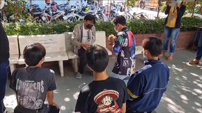 กระทืบคนแก่  