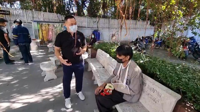 กระทืบคนแก่  