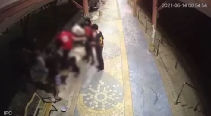 กระทืบคนแก่  