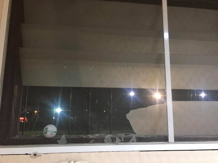 ลูกกอล์ฟตกใส่บ้านคน