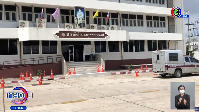 เปลือยท่อนล่างโชว์หน้าองค์พระใหญ่ 