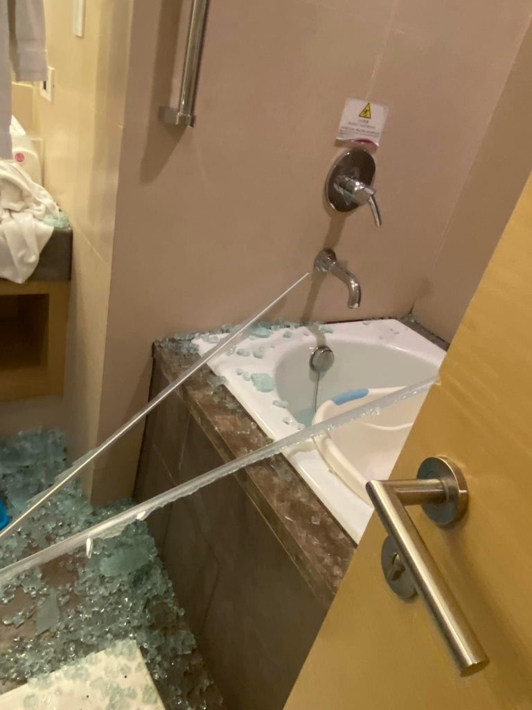 โรงแรม 5 ดาว กระจกระเบิด 