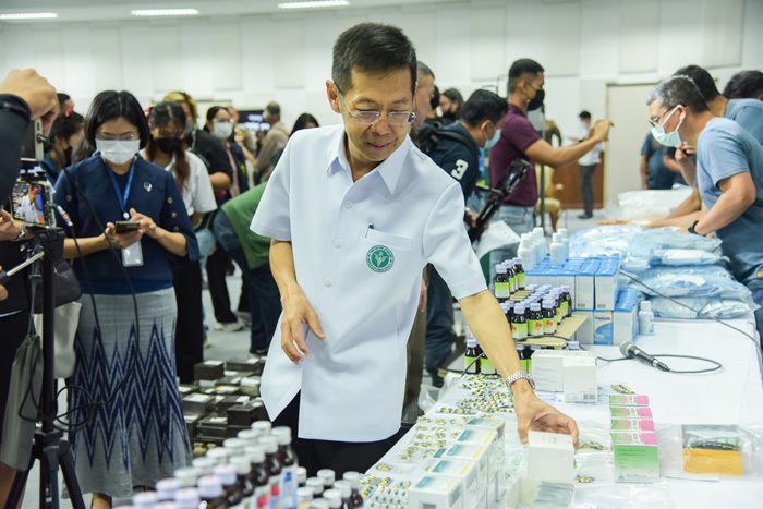 ทลายโรงงานซิลิโคนเถื่อน  