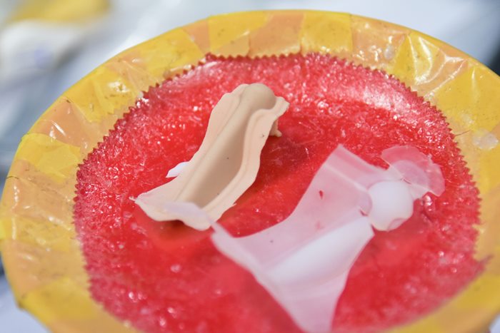 ทลายโรงงานซิลิโคนเถื่อน  